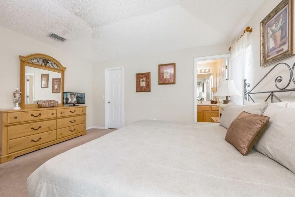 4BR Pool Home Emerald Island by SHV-8540