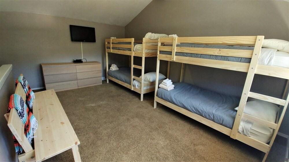 Claim_jumper_townhouse_15