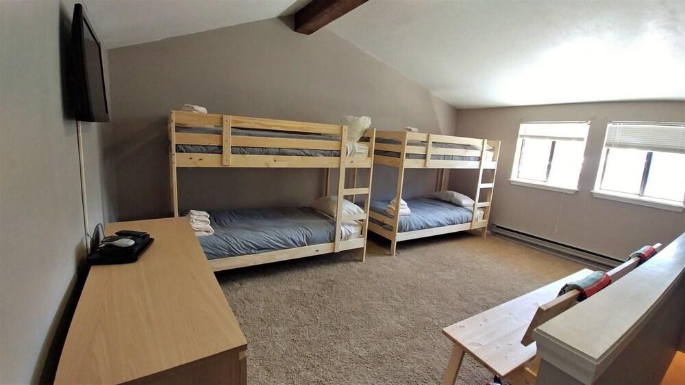 Claim_jumper_townhouse_15