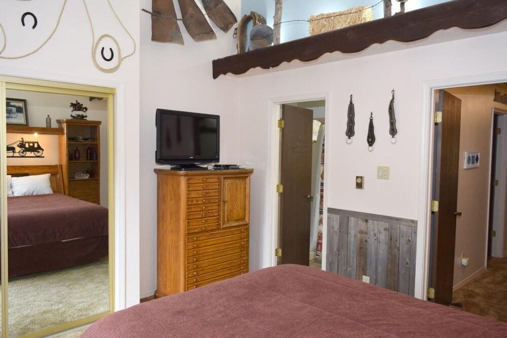 Claim_jumper_townhouse_19