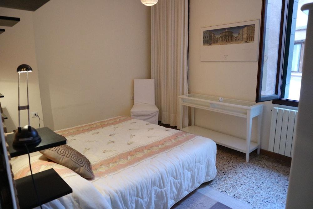 Venezia - Calle De Le Vele