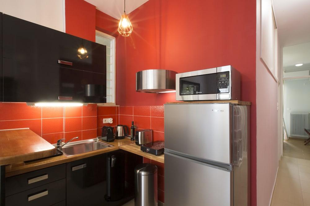 Under the shade of Acropolis