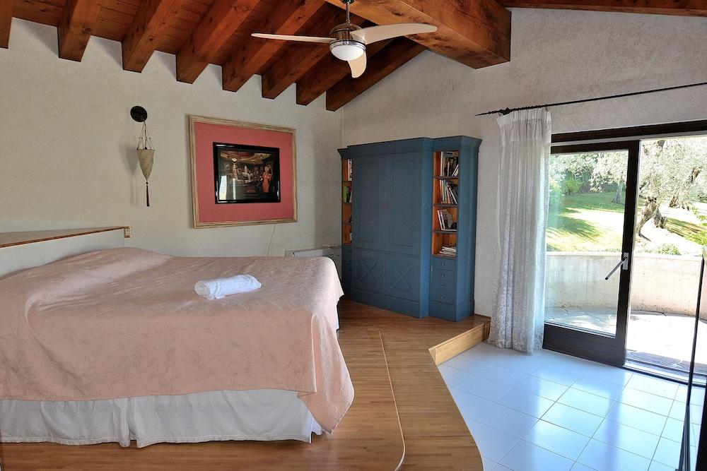 Villa Dismero With Pool