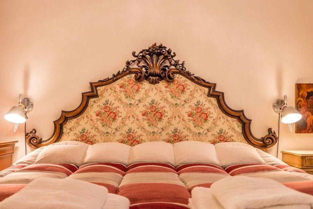 Fenice Backstage over Canal