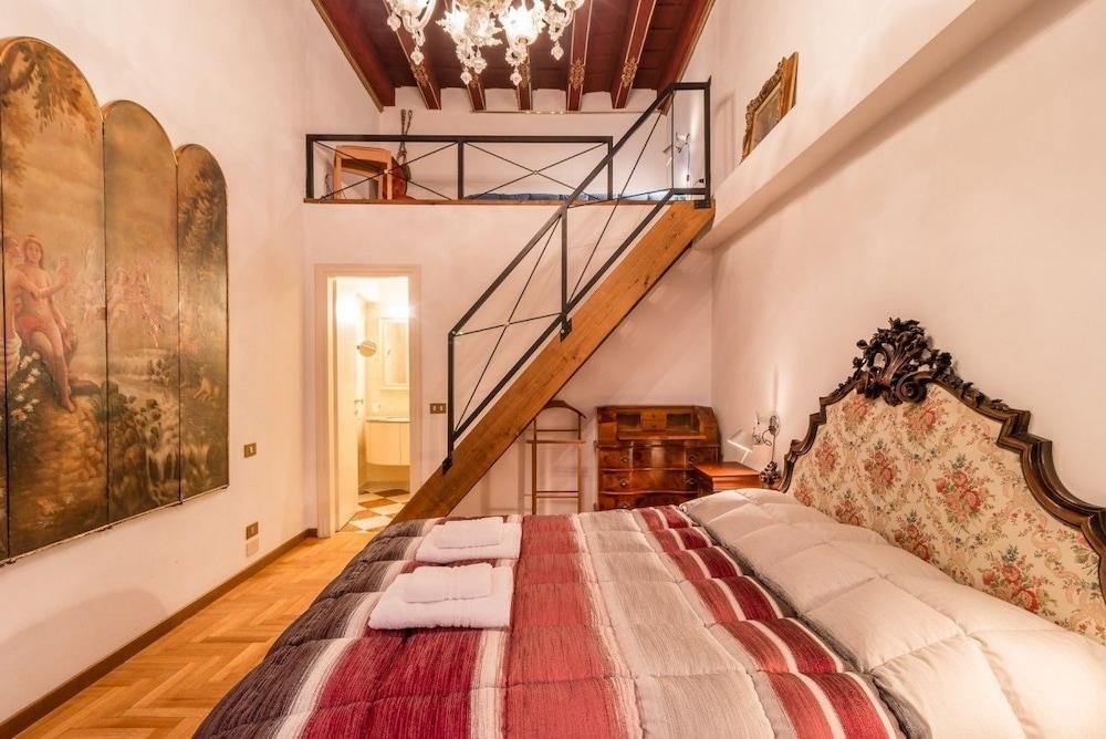 Fenice Backstage over Canal