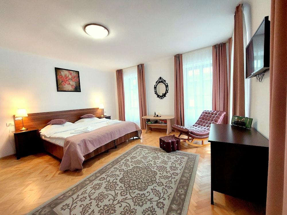 Casa Roth Apartments