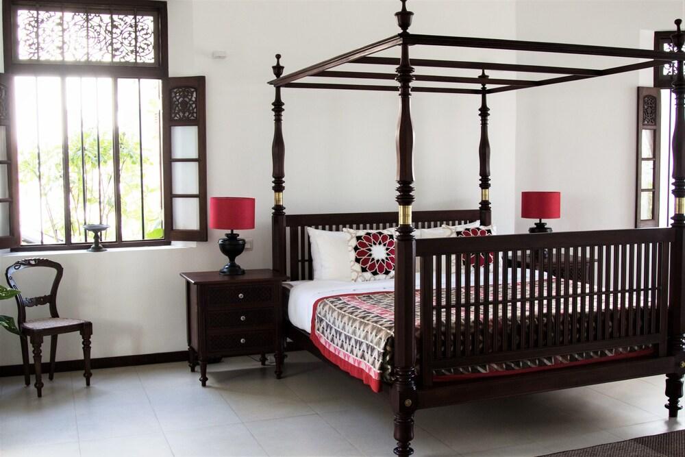 Parrotfish Bay Mirissa