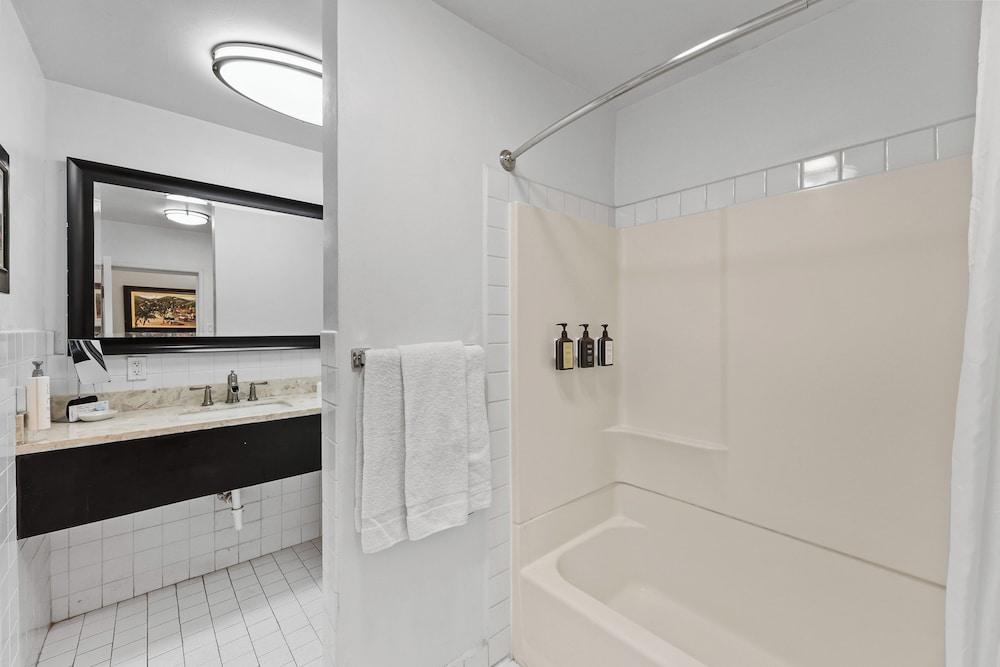 Catalina Courtyard Suites