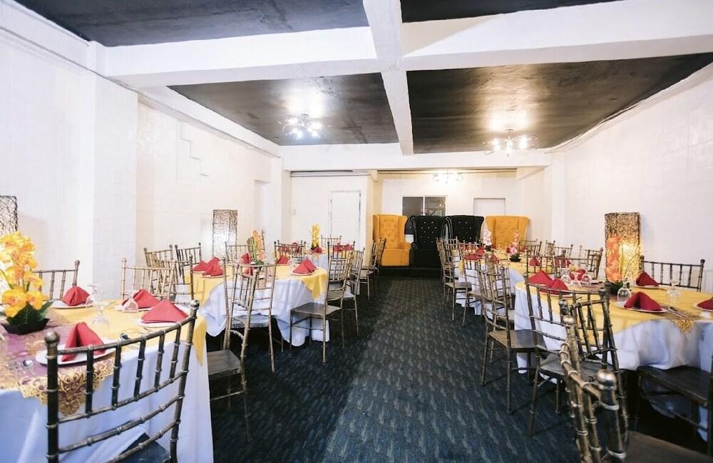 Grand Peninsula Suites