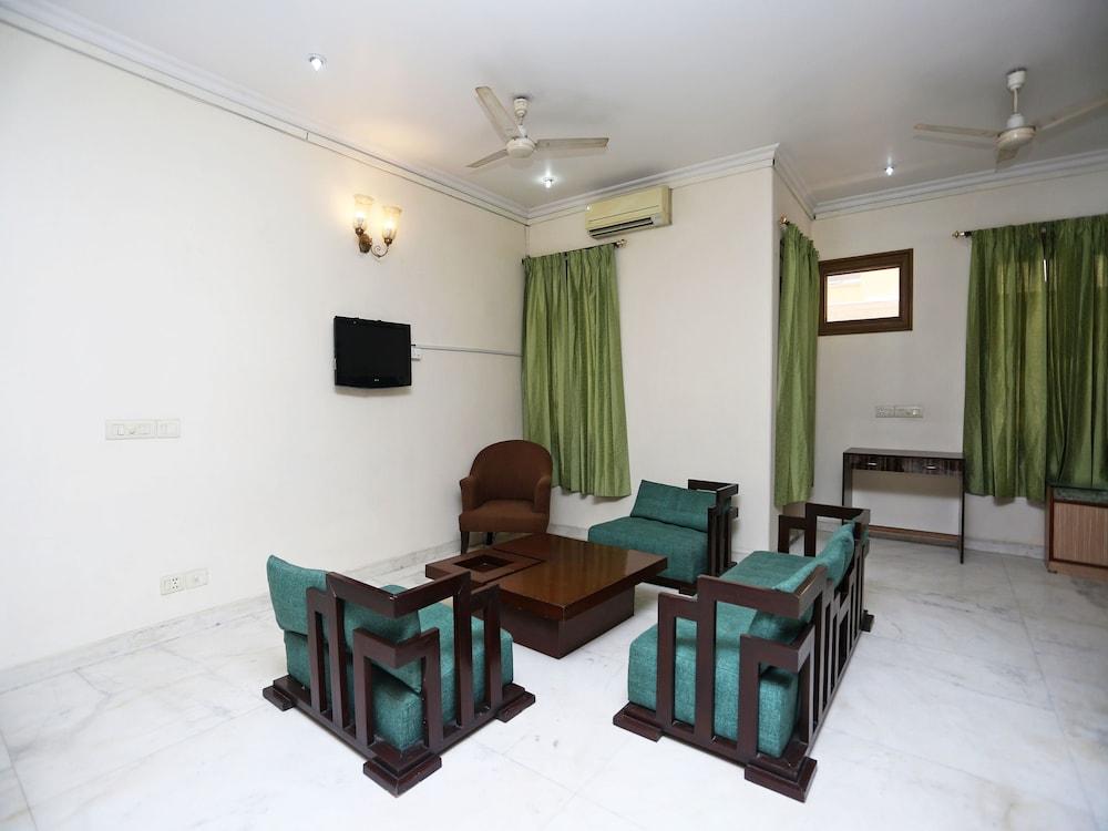 OYO 15716 The Red Orchid