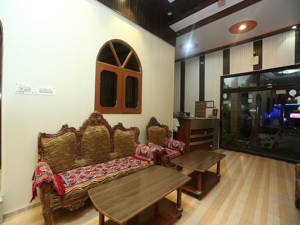 OYO 18641 Hotel Rashmi