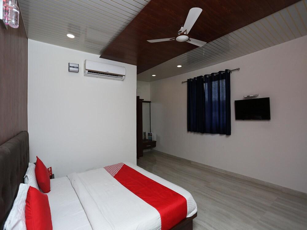 OYO 15839 Hotel Queen Palace