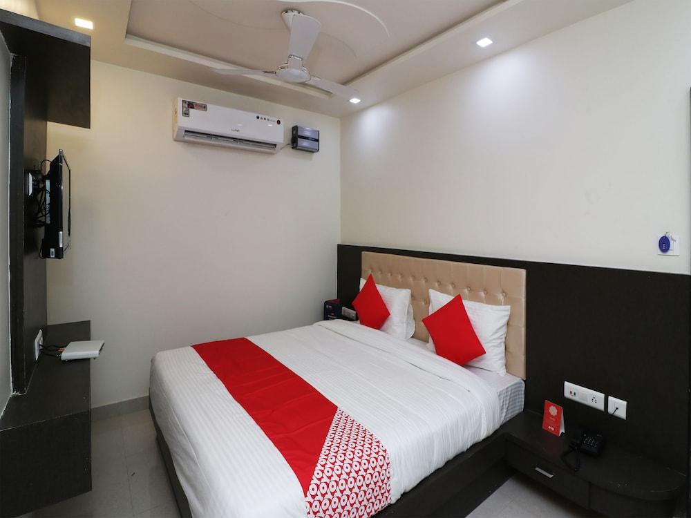 OYO 22979 Saffron Hotel