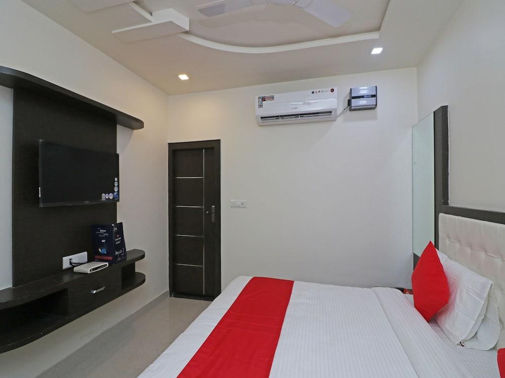 OYO 22979 Saffron Hotel