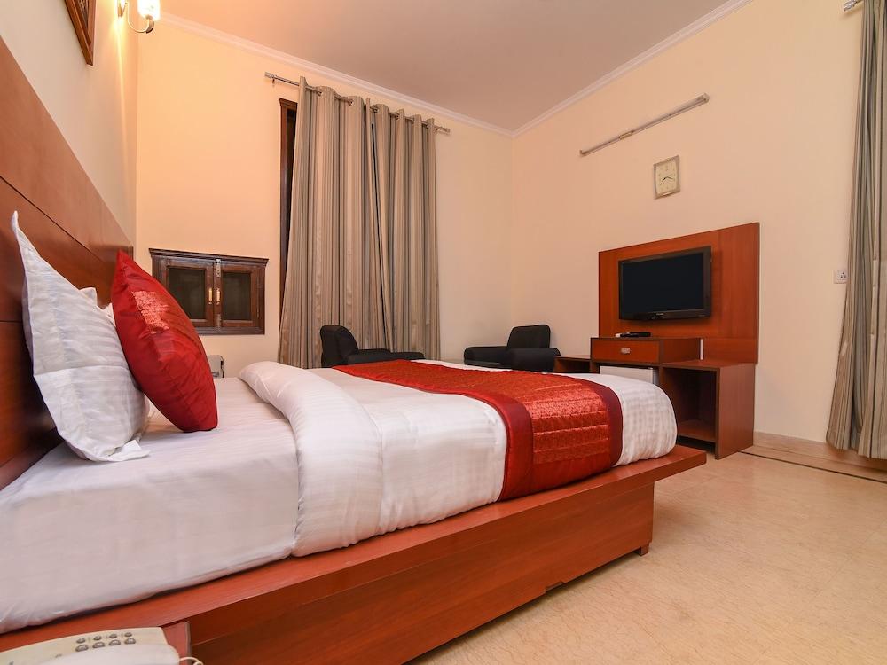 OYO 15376 Purple Star Hotel