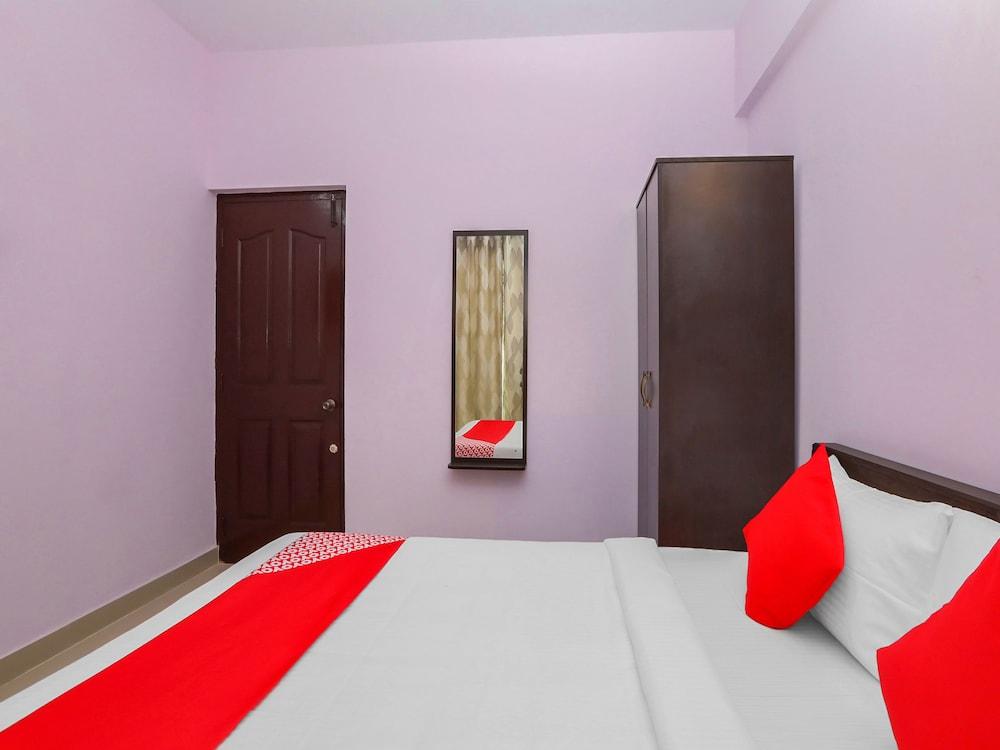 OYO 18600 Krish Lakeside Comforts