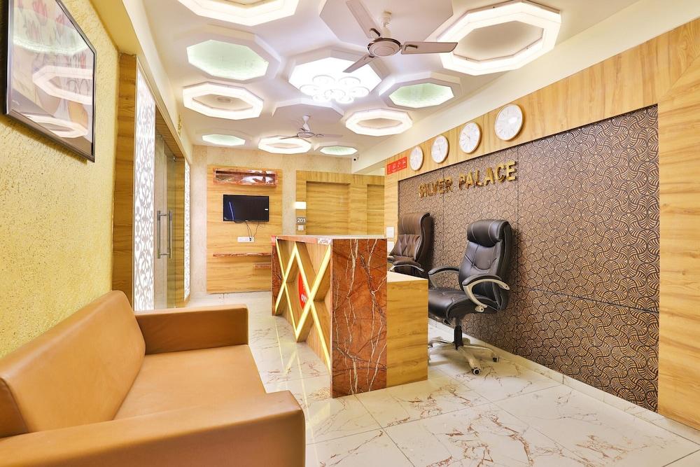 OYO 19501 Hotel Silver Palace