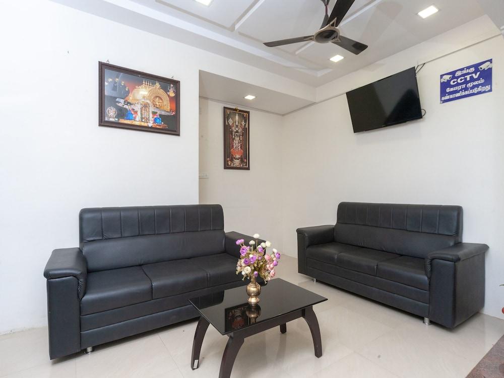 OYO 16595 Famous Residency