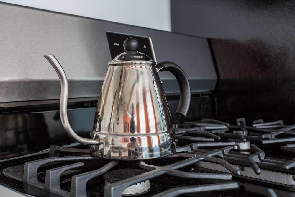 Bright & Modern 1 BDR in Downtown