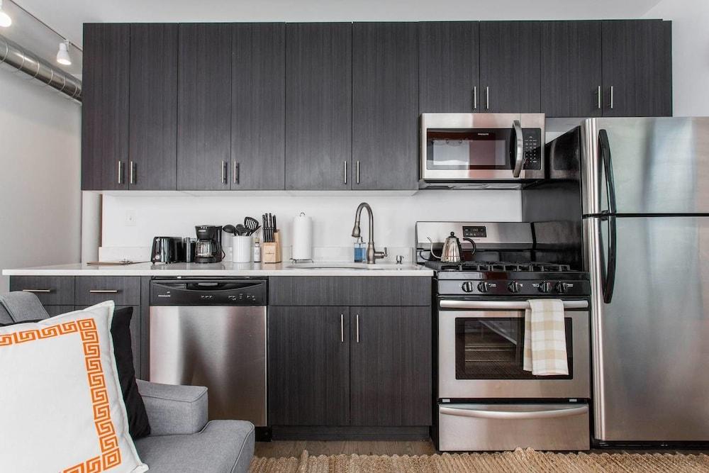 Bright & Modern 1 BDR in Downtown