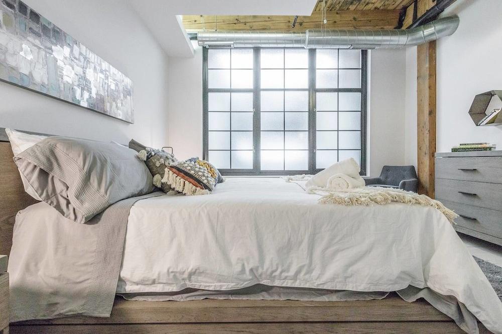 Spacious & Private 3 BDR Luxury Condo in Downtown