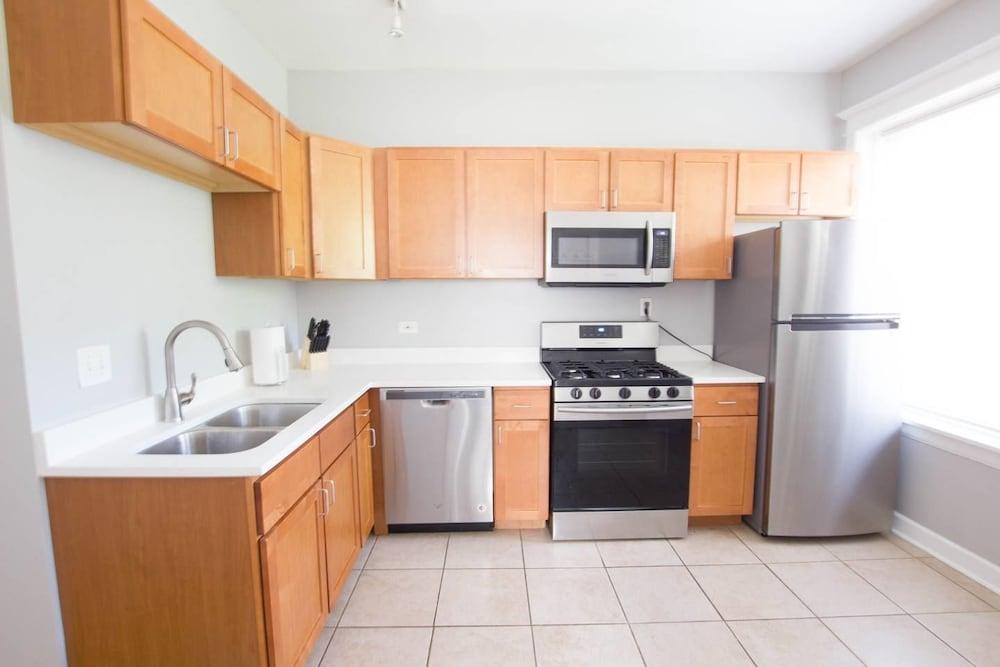 Classic Lincoln Park Charmer - 3bdr Steps to Train