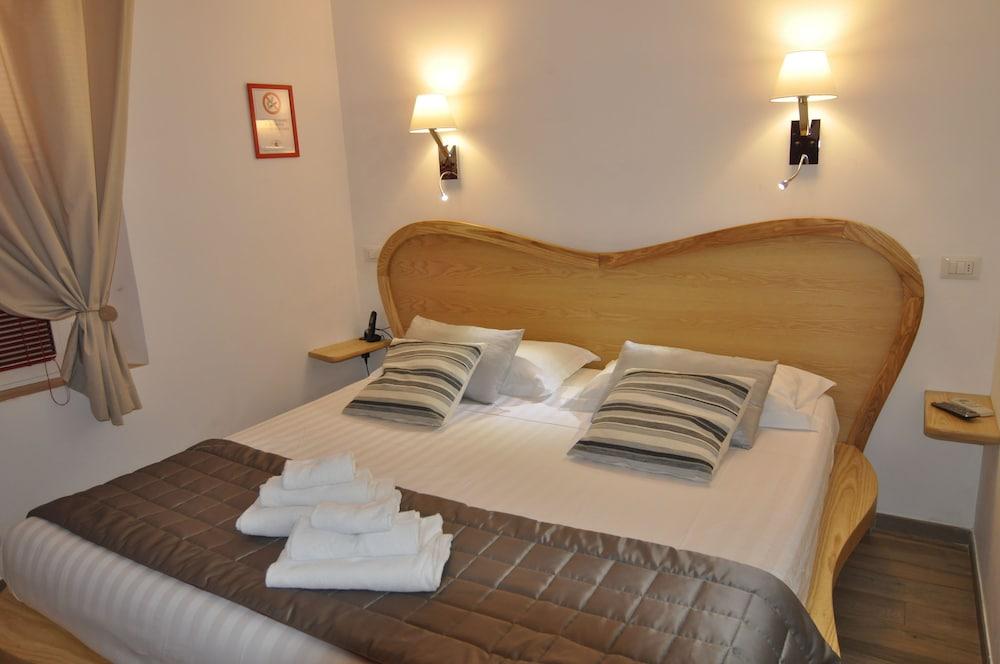 Flatinrome Trastevere Deluxe Rooms