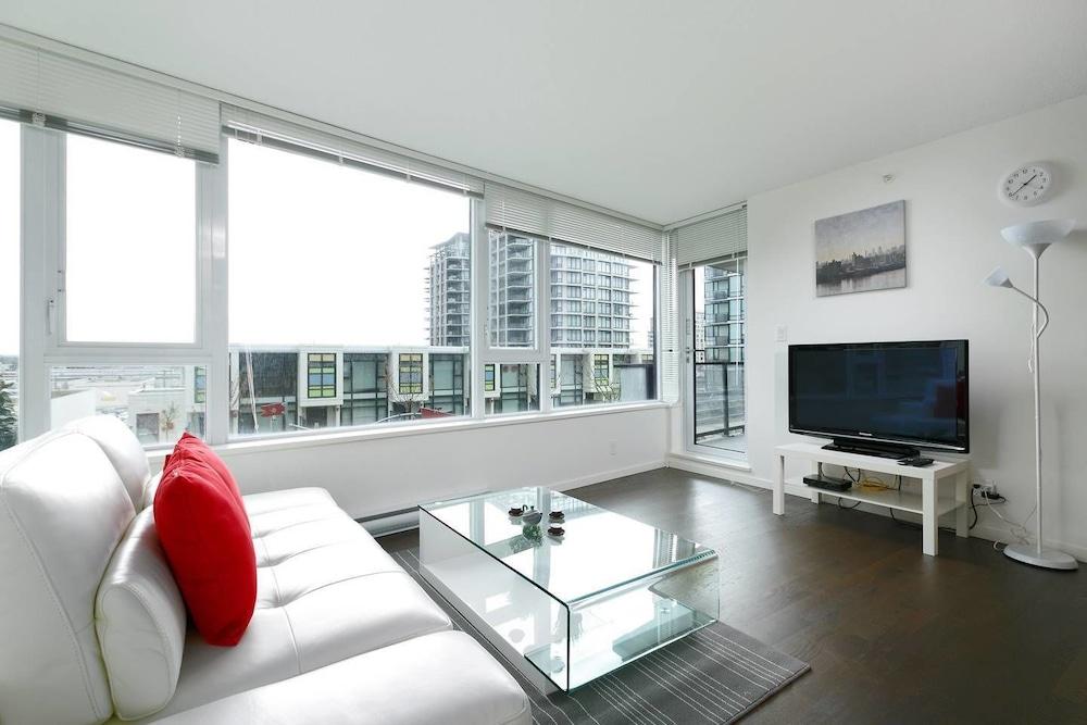 Convenient 2bdr 2BA Richmond Centre Condominium