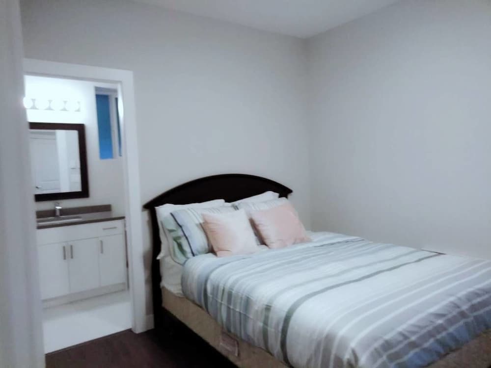 B - Sechelt Private Coastal Home