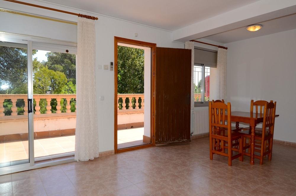 Apartamentos Hostal La Gola