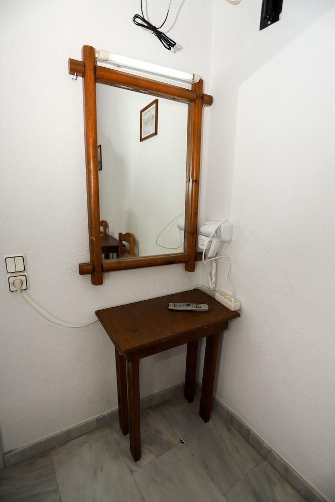 Bastas Hotel & Studios