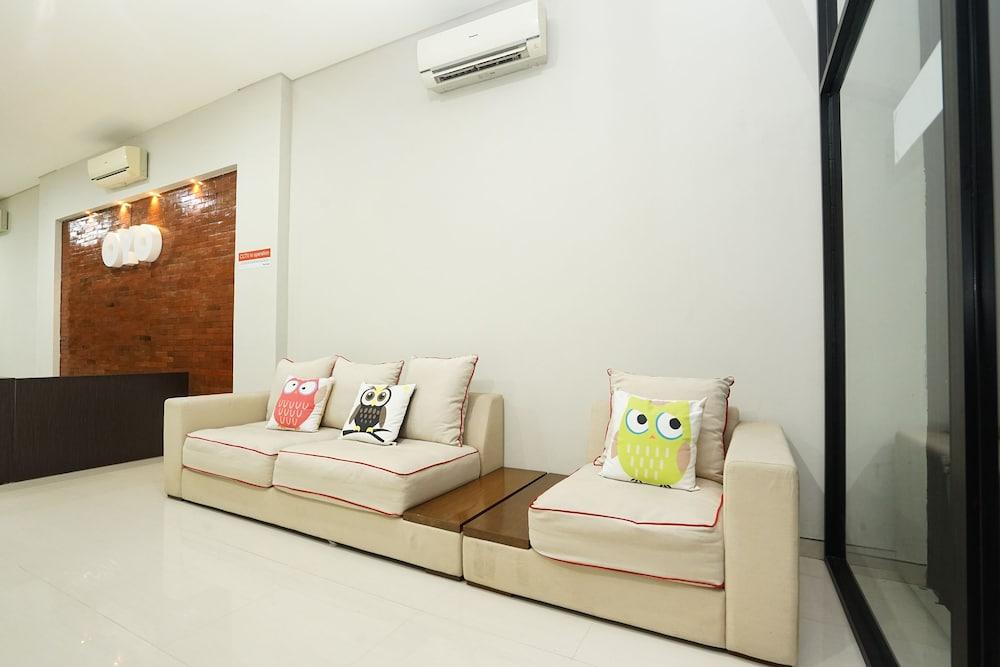 Capital O 449 The Colins