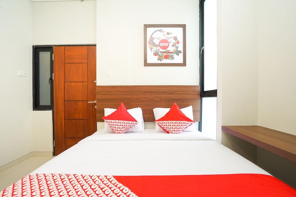 Capital O 449 The Colins