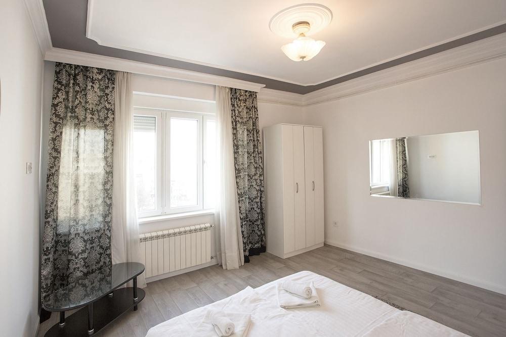 Central New Apartment