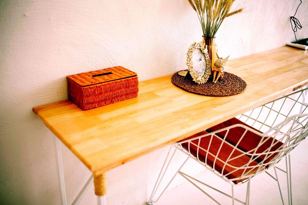 White Wall Riverfront Hotel