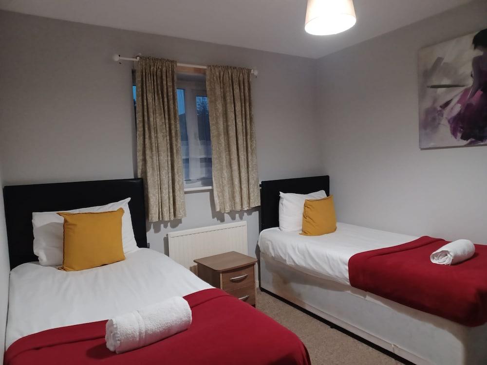 Huku Kwetu - Fieldfare Green