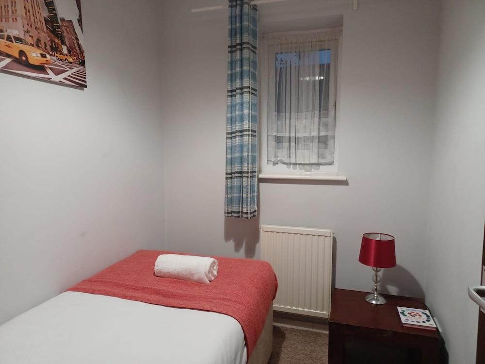 Huku Kwetu - Fieldfare Green