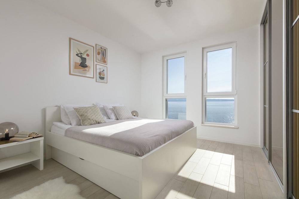 Spacious Beachfront Apartments Tanita