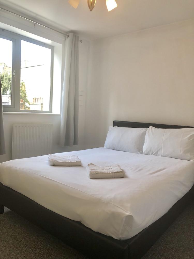 Stylish Maisonette and studio in Victoria