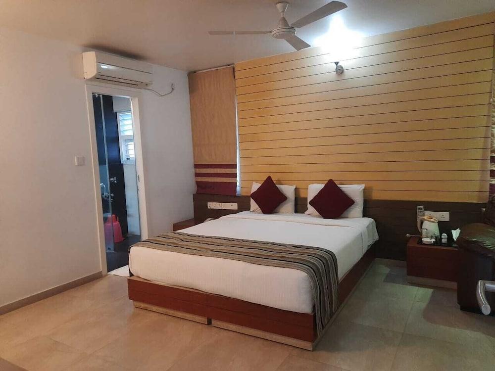 Roseline Suites - A Business Hotel