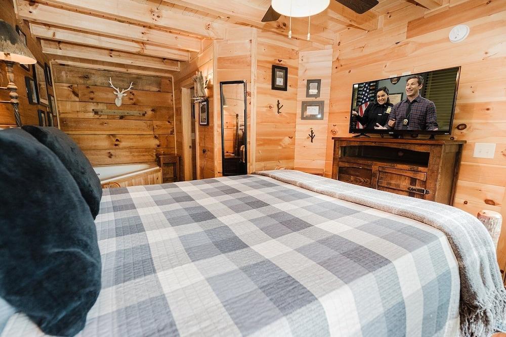 Elk Feathers 2 Bedroom Cabin by RedAwning