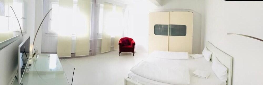 At Friends by City Surfer