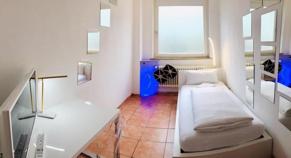 At Friends by City Surfer