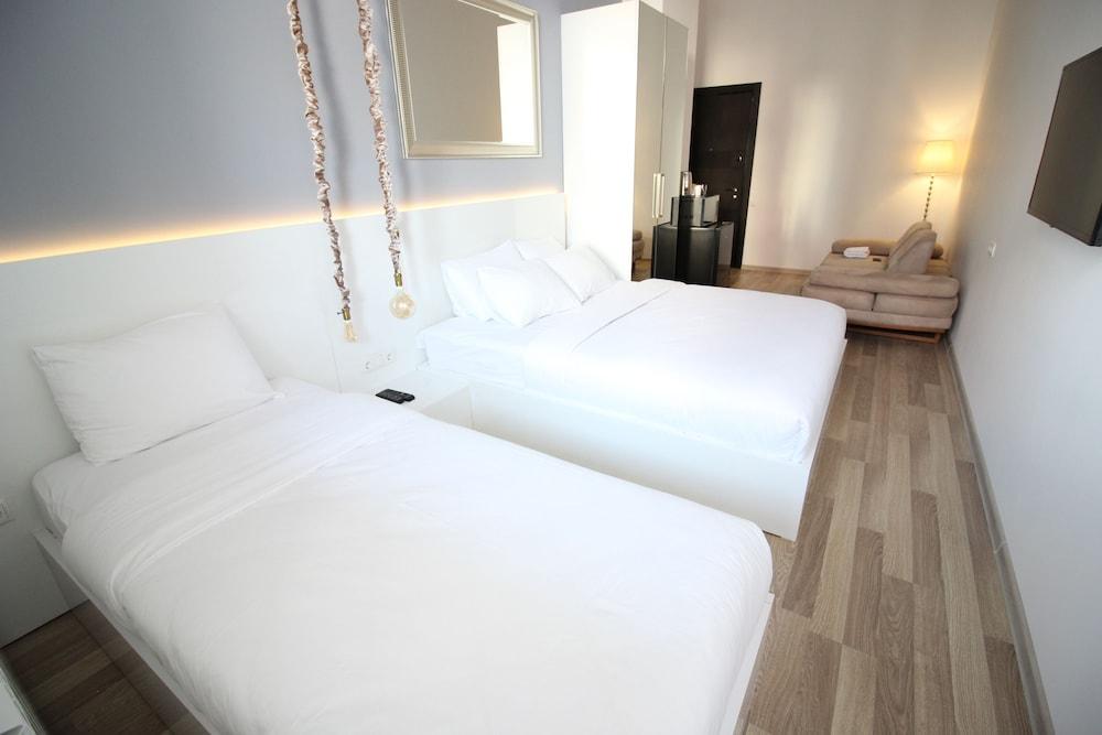 Maxela Rooms & Suites