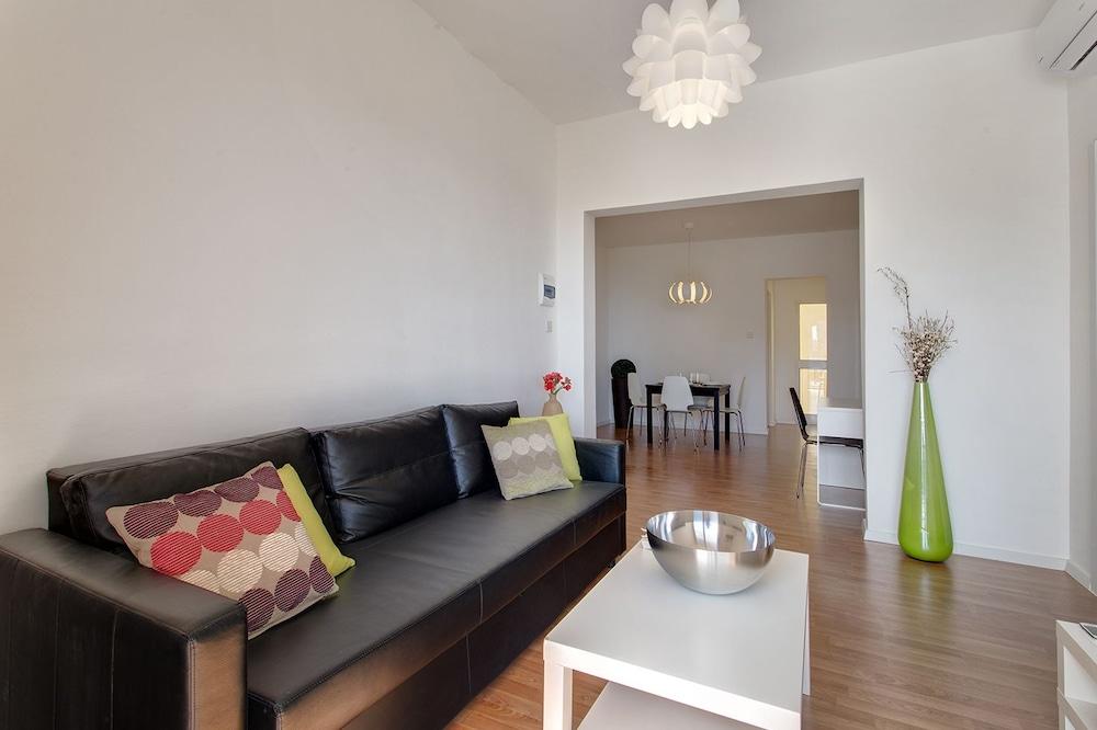 Modern 2 Bedroom Seaview Apartment