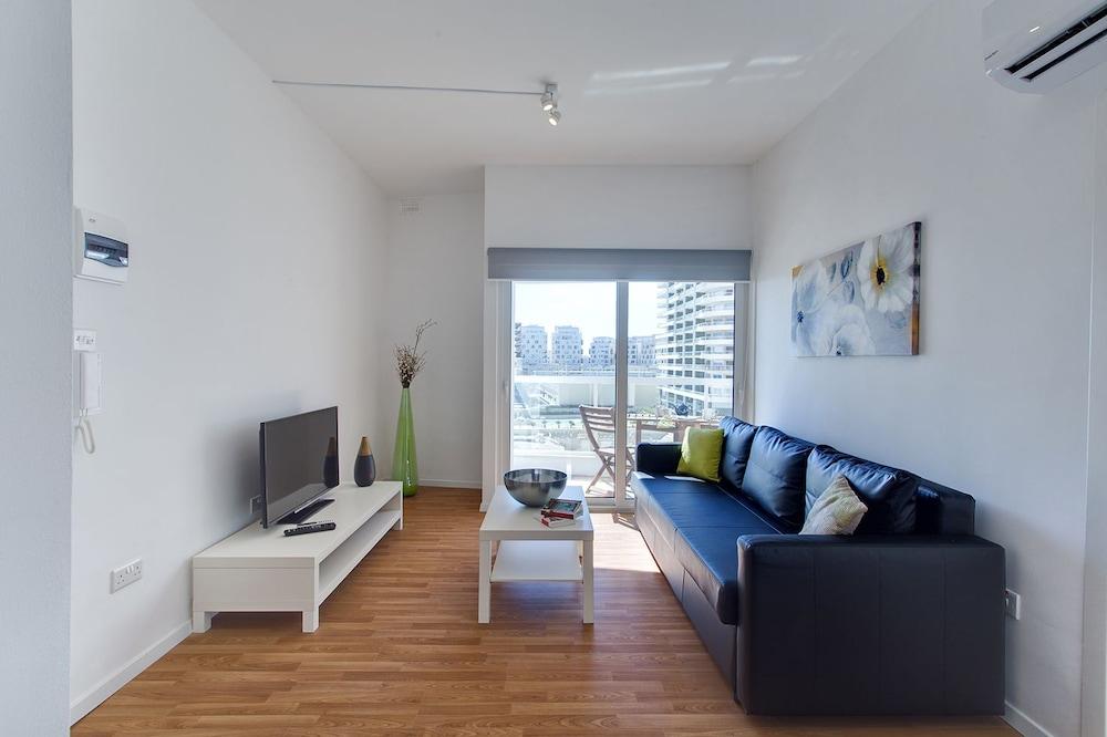 Modern Apartment With Stunning Seaviews