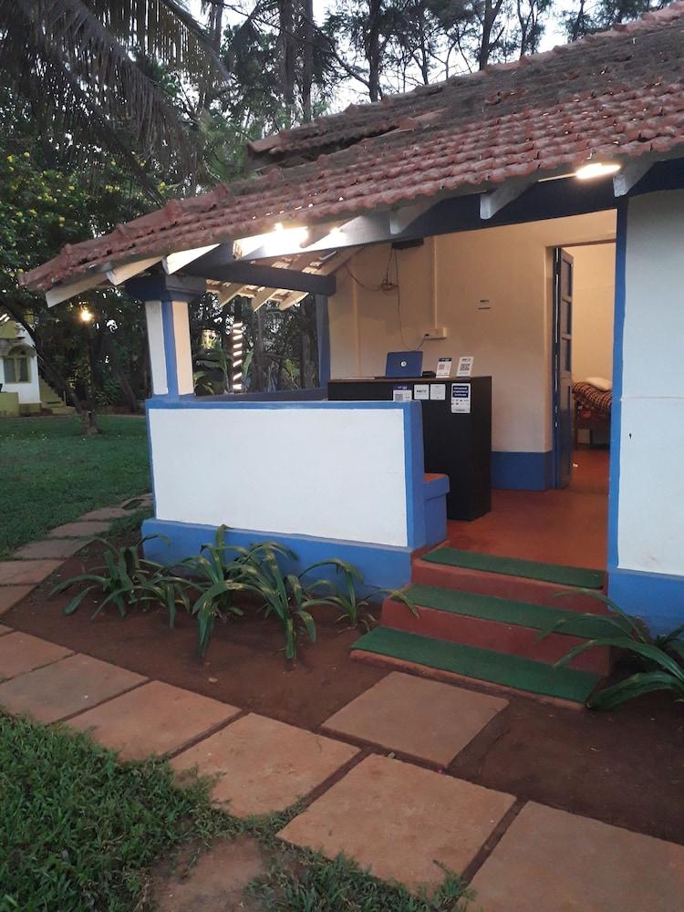 Hotel Dhuni Resorts goa