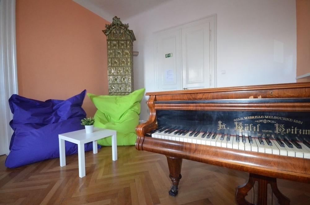 Travel & Joy backpackers