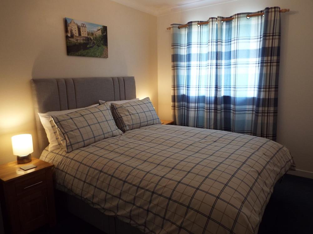Ideal Central Edinburgh Location With On-site Private Parking