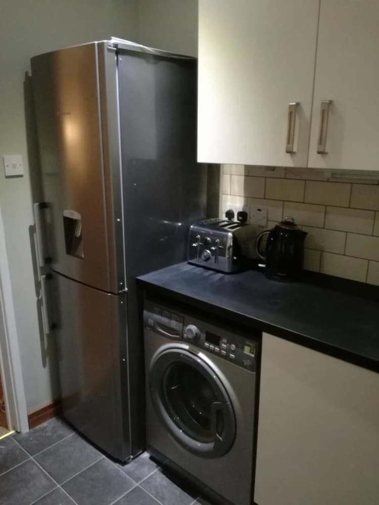 Flat - Sleeps 4 - Parking - Close to Airport